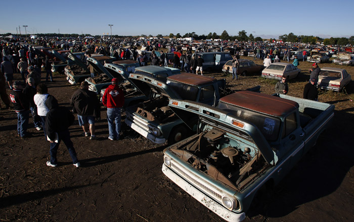 Potential buyers and car enthusiast check out the vintage automobiles from the Lambrecht Collection before being put up for auction in Pierce, Nebraska September 28, 2013. Over 500 classic cars and trucks from an inventory collected by Ray and Mildred Lambrecht will be sold over the weekend. REUTERS/Jim Urquhart (UNITED STATES)