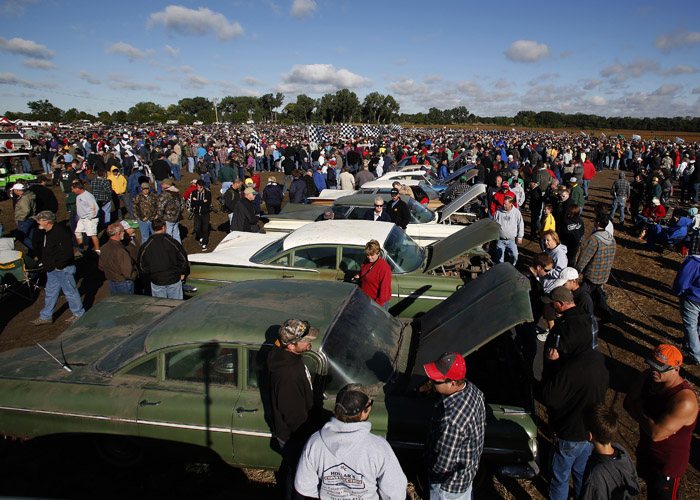 Potential buyers and car enthusiast check out the vintage automobiles from the Lambrecht Collection before being put up for auction in Pierce, Nebraska, September 28, 2013. Over 500 classic cars and trucks from an inventory collected by Ray and Mildred Lambrecht will be sold over the weekend. REUTERS/Jim Urquhart (UNITED STATES)