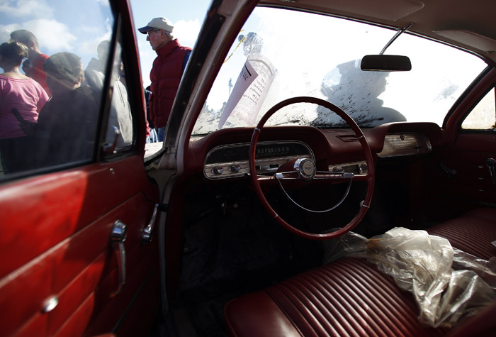 Potential buyers and car enthusiast check out a 1963 Corvair that is part of the vintage automobiles from the Lambrecht Collection before being put up for auction in Pierce, Nebraska, September 28, 2013. Over 500 classic cars and trucks from an inventory collected by Ray and Mildred Lambrecht will be sold over the weekend. REUTERS/Jim Urquhart (UNITED STATES)