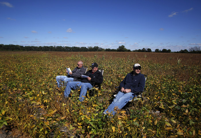 Potential buyers and car enthusiast, from left, Shane Brown, Virgil Hamilton and Jeremy Eisnaugle listen to the the bids from a field as the vintage automobiles from the Lambrecht Collection are put up for auction in Pierce, Nebraska, September 28, 2013. Over 500 classic cars and trucks from an inventory collected by Ray and Mildred Lambrecht will be sold over the weekend. REUTERS/Jim Urquhart (UNITED STATES)