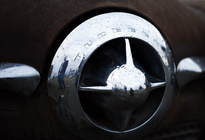 Potential buyers and car enthusiast check out a vintage 1950 Studebaker from the Lambrecht Collection before being put up for auction in Pierce, Nebraska, September 28, 2013. Over 500 classic cars and trucks from an inventory collected by Ray and Mildred Lambrecht will be sold over the weekend. REUTERS/Jim Urquhart (UNITED STATES)
