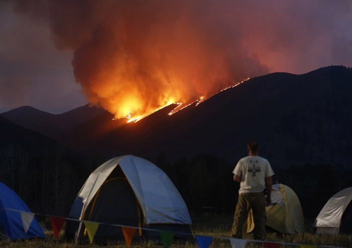 Flames work down a ridge at the Beaver Creek wildfire outside Hailey August 16, 2013. The lightning started fire has consumed more than 64,000 acres and was very active prompting the evacuation of several communities along the highway 75 corridor. REUTERS/Jim Urquhart (UNITED STATES)